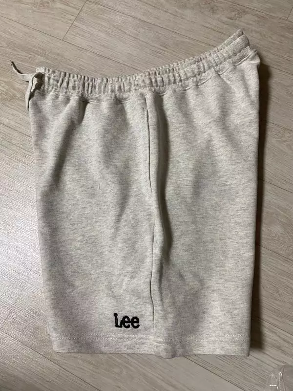 원단이 좀 두꺼워요.핏이 좋긴한데 여름엔 덥더라구요.색이나 재질은 좋아요