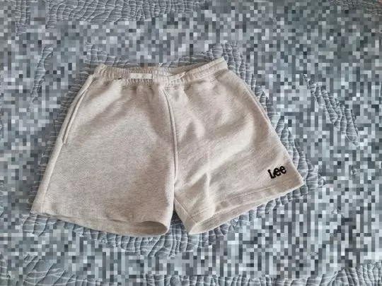 두께가 생각했던거 보다 두꺼워요.그러나 반바지라서 걍 입고있어요.답답한거 싫으신분