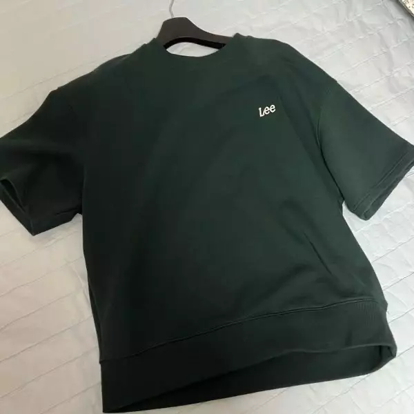 너무 더울 때는 좀 그렇고 서늘할 때 입기 좋은 것 같아요