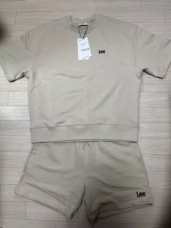 딱붙지도 엄청 오버핏도아니고 제몸에 딱 맞게 너무 이뻐요