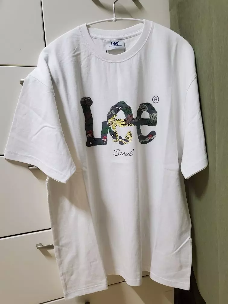 항상 리 티는 잘 입고 있어요 사이즈 적당하고 은은하게 포인트 돼요