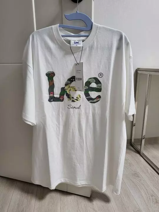 앞로고에 프린팅이되어있어 이뻐요교복속에입고갔다 학원갈땐 교복벗고 단독으로입어요