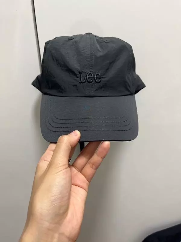 여름에 쓰고 다니기 딱 좋을것같아요! 안쪽이 전부 매쉬 소재라 시원합니다.