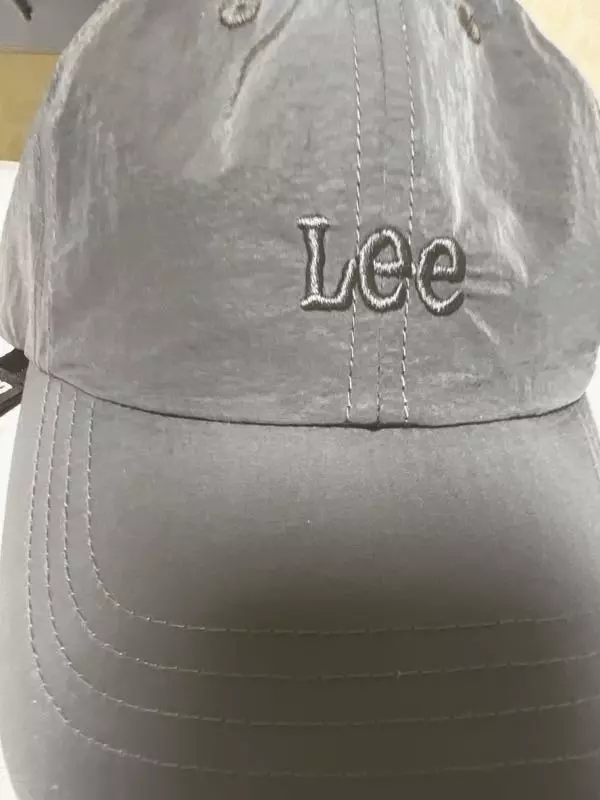 나일론모자 여름에쓰기에 가볍고 좋아요.스트랩으로 뒤에 포인트되어 예뻐요