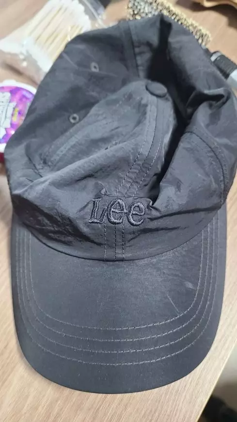 평소에 나이키 모자만쓰다가 한번 사봤는데 이 모자가 훨씬 맘에들고 편해요