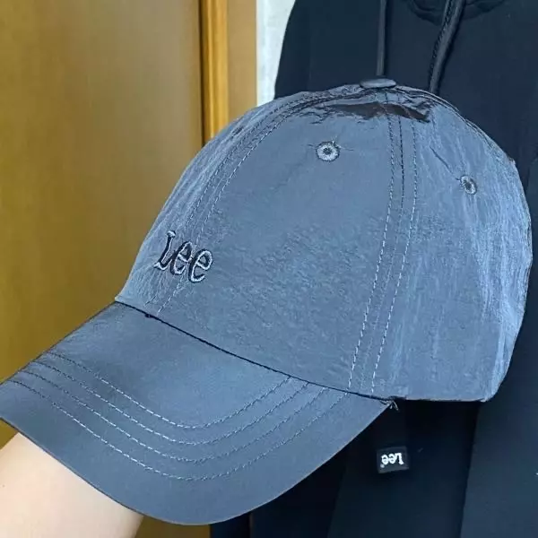 완전 블랙까진 아니지만 블랙에 가까운 색감이에요.나일론 소재라 가볍게 쓰기 좋아요!