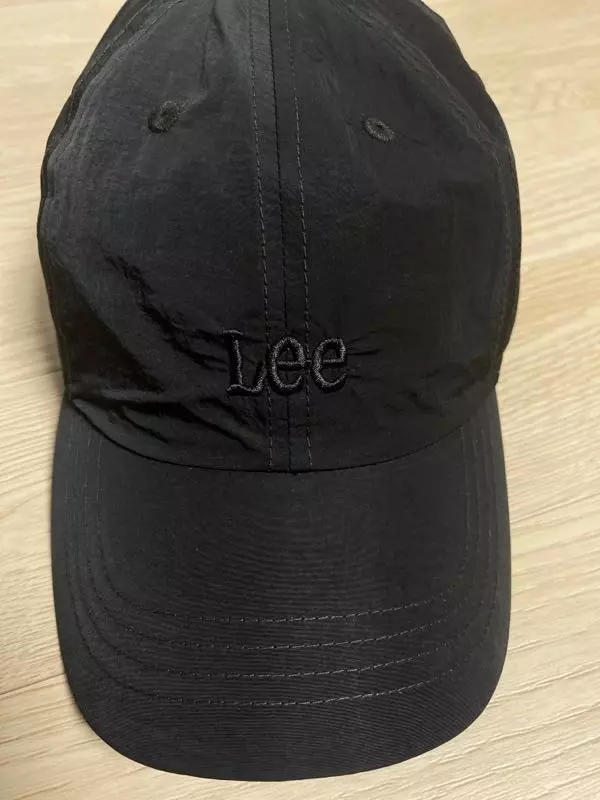 나일론 모자 처음 사는데 가볍고 예뻐서 만족합니다. 무난한 아이템이라 자주 사용할 것