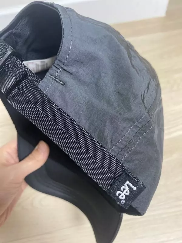 나일론 모자 처음 사는데 가볍고 예뻐서 만족합니다. 무난한 아이템이라 자주 사용할 것