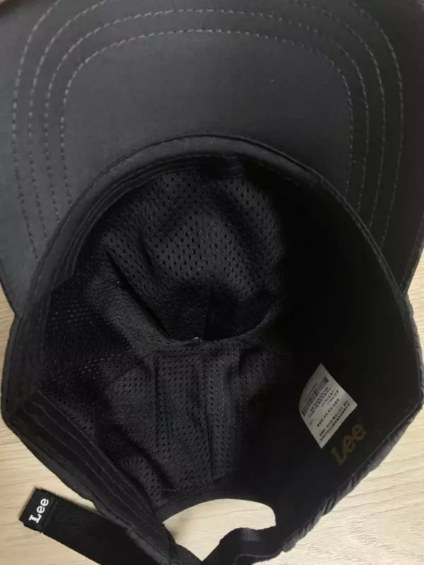 나일론 모자 처음 사는데 가볍고 예뻐서 만족합니다. 무난한 아이템이라 자주 사용할 것