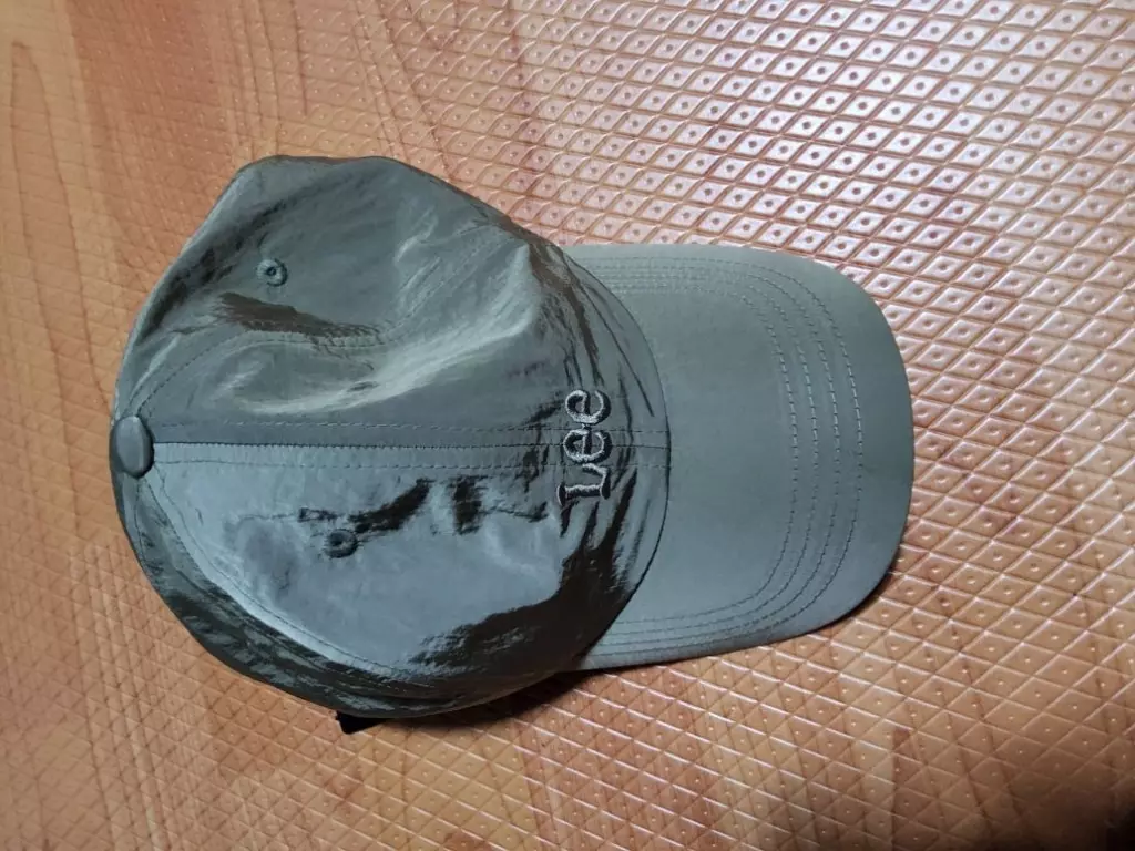 생각보다 비닐 느낌이 너무 나네요. 빛반사 심하네요.