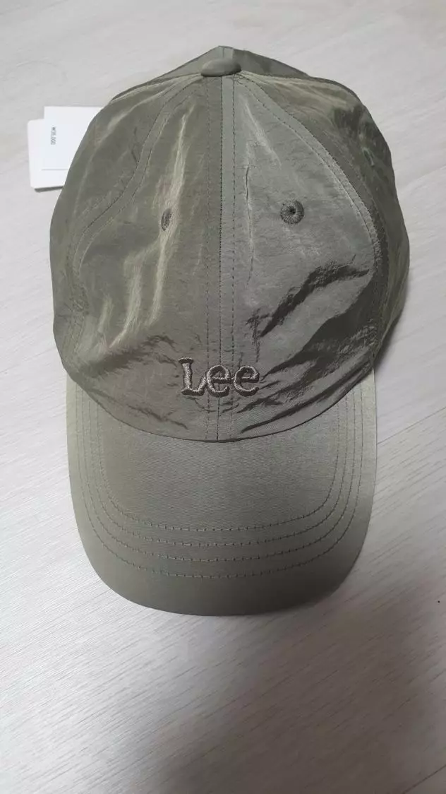 나이론에 반짝거림이 있습니다. 사진보다는 연한 카키색상입니다^^