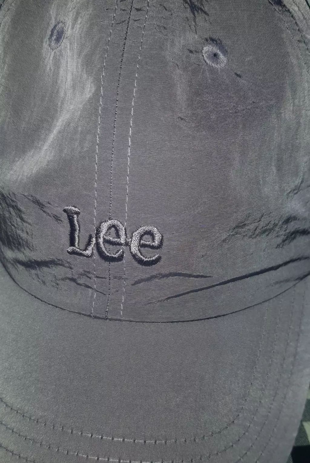 여름 모자 필요해서 알아보다 구입했는데 크긴크네요  어두운 보라빛이고 회색섞인 보라