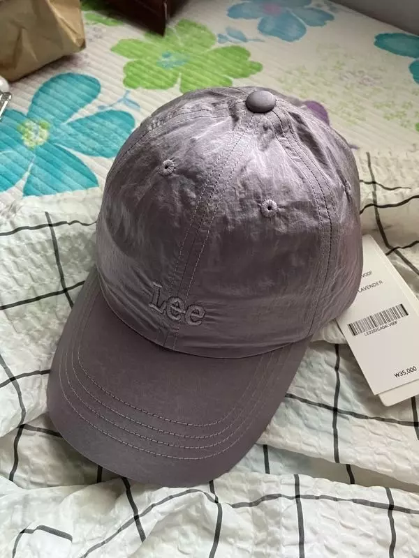 반질반질한 재질에 컬러가 특이해서 소장가치 있습니당