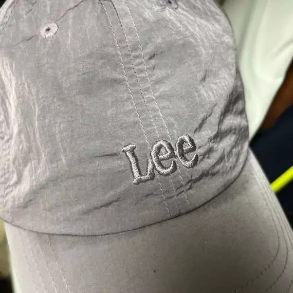 색은 맘에 듭니다. 재질은 시원하진않지만 괜찮은편입니다. 사이즈도 좋아서 3번째 lee