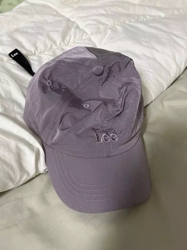 색감 아주 예쁘고 운동할때 쓰기 딱입니다~ 뒤에 끈도 이뻐요