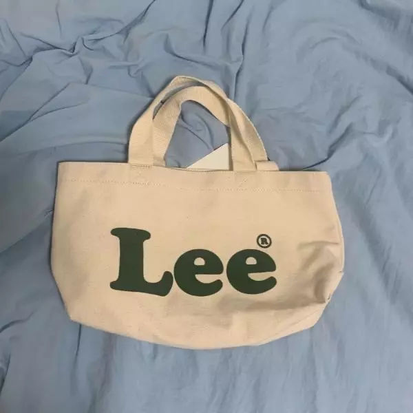 아직 사용은 안했지만 요즘은 초록색 프린팅이 이뻐보이더라구요 ㅋㅋ 만족스러워요