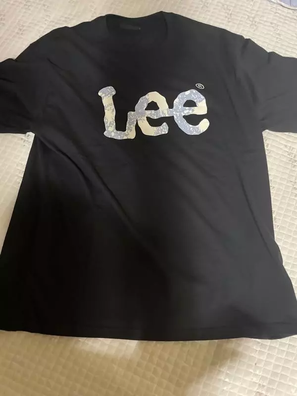 완전 사이즈도 좋고 프린팅도 너무 예뻐요 사람들이 별로 안 입고 다니는 것 같아서 뭔