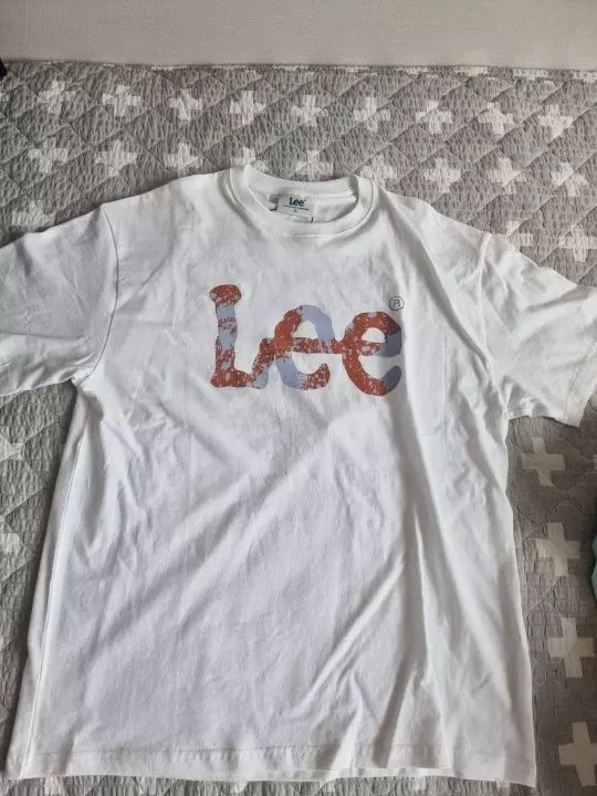 표시가 되게 감성있구요 재질도 좋아서 여름에  잘 입겠습니다. 리 흔한데 그래도 못참