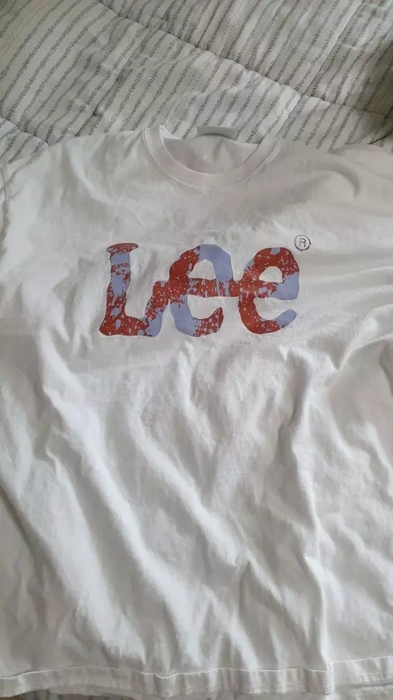 로고 색감이 진짜 이쁜 것 같아요핏은 약간 오버핏이고 두께도 20수 정도 되네요