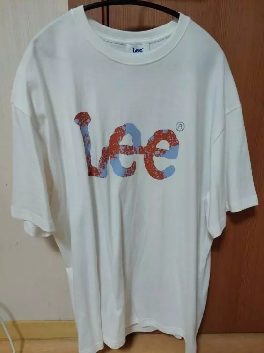 여름동안 시원하게 잘 입었어요무난한 로고티셔츠입니다