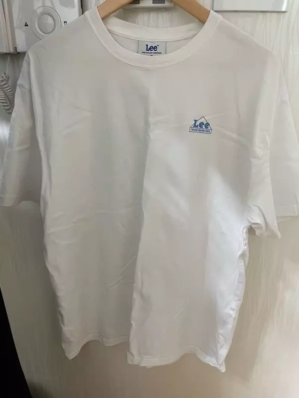 여름에 잘 입고 다닐 반팔인거 같습니다. 너무 이쁘네요!