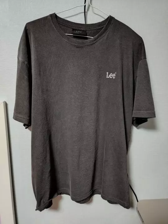 차콜 색상도 이쁘네요.여름에 잘 입을듯 싶네요.좋습니다.