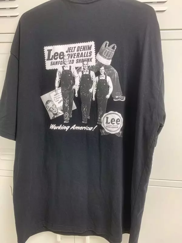 여름 티셔츠 치고 원단이 조금은 두꺼운 편이라 좋아요 프린트도 이쁘고 퀄리티 너무 좋