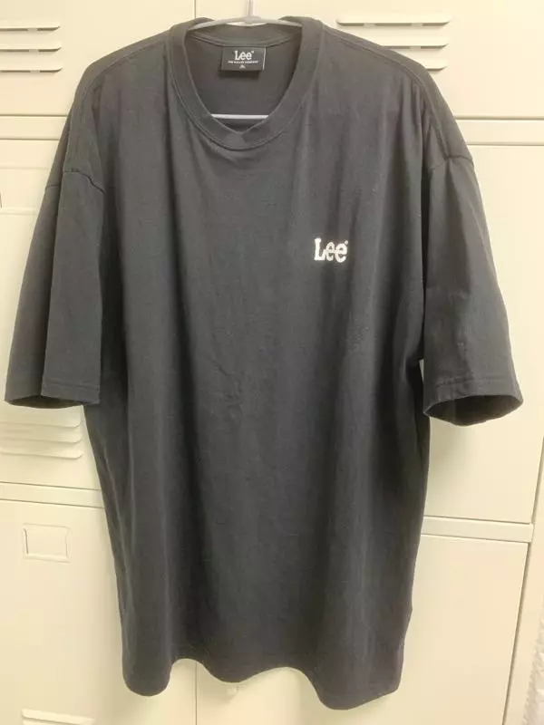 여름 티셔츠 치고 원단이 조금은 두꺼운 편이라 좋아요 프린트도 이쁘고 퀄리티 너무 좋