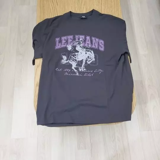 프린팅 이쁘고 잘입고 있어요 아껴 입고싶을정도