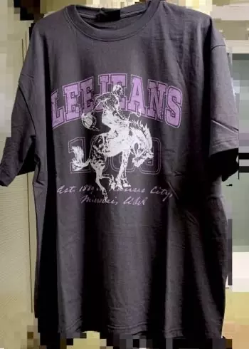 엄청 얇지는 않고 적당해요 프린팅이 맘에 듭니다