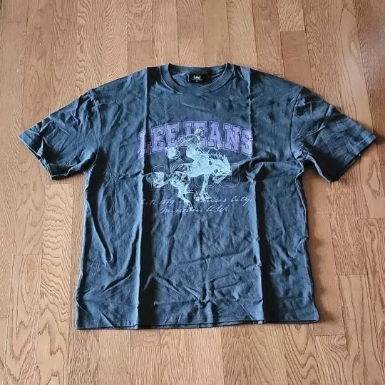 카우보이 프린팅이 포인트가 돼서 이 티셔트 한 장으로도 스타일링이 예쁘기 되네요