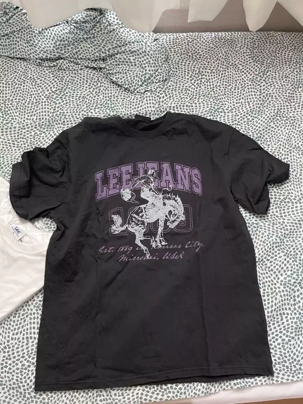 두껍고 적당히 입을수있어요 여름에 잘 써 보도록 해요