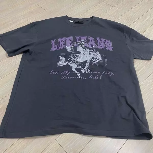 물빠진 색감 아닌 쨍한 챠콜이 너무 마음에 들고 프림팅도 유니크하네요 재질도 좋고 기