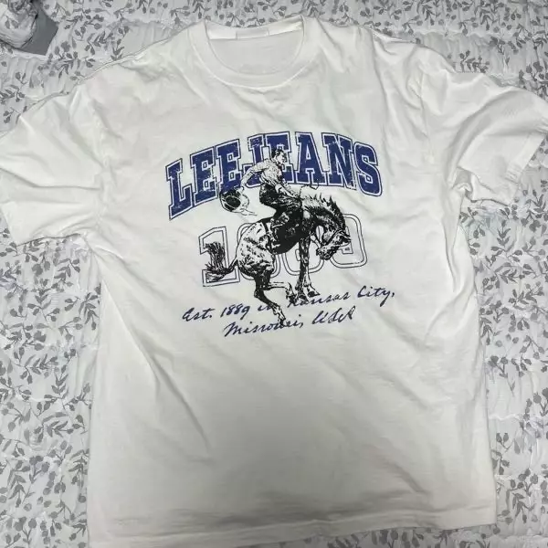 맨날 이것만 입어요. 너무 많이 입어서 벌써 낡으려하네요.. 막입기 딱이에요 로고가 파