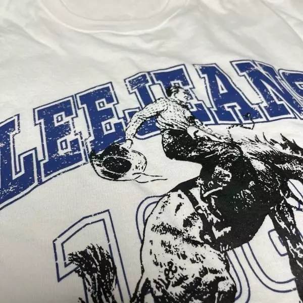 맨날 이것만 입어요. 너무 많이 입어서 벌써 낡으려하네요.. 막입기 딱이에요 로고가 파