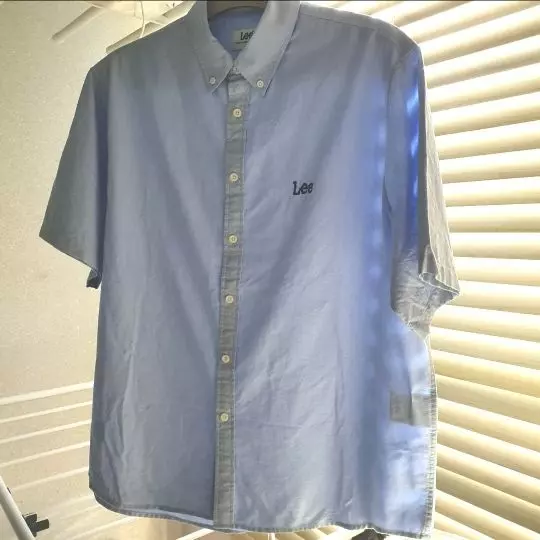 s인데 생각보다도 많이 컸지만 오버핏으로 입을 만해요. 상품 자체는 예뻐요.