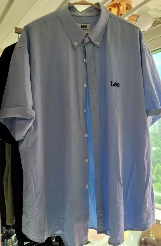 연블루 칼라가 아주 맘에 들고 포인트로 Lee 들어간것도 이쁜거 같아요. 다른 여타 반팔