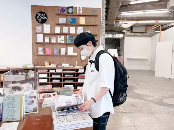 사이즈 오버사이즈로 입는거 추천합니다.여성분들은 S로도 충분합니당