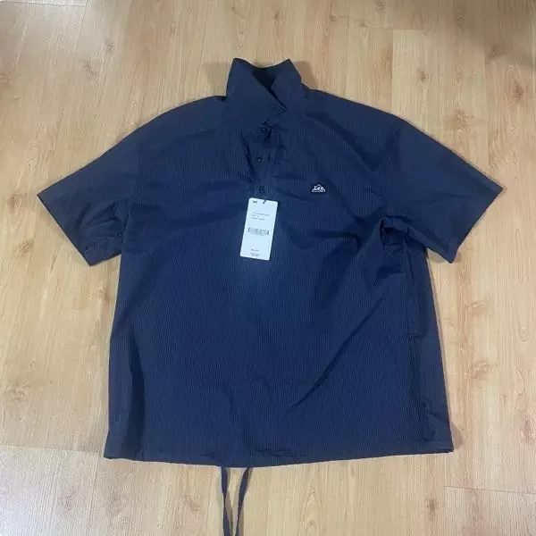 재질이 아주 시원해요한여름에 땀 날때 입기 좋겠어요마크도 아주 귀엽네요