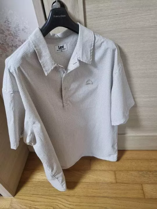 시원한 편인듯 하나 단독으로 입기에는 불편해요