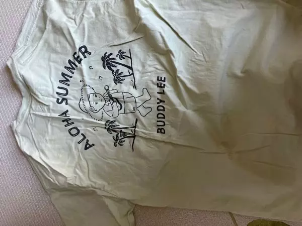 색상이마음에 들어요 프린트도 귀엽고.. 목이살짝 딱 맞는 느낌이에여.. 신랑이 176에 