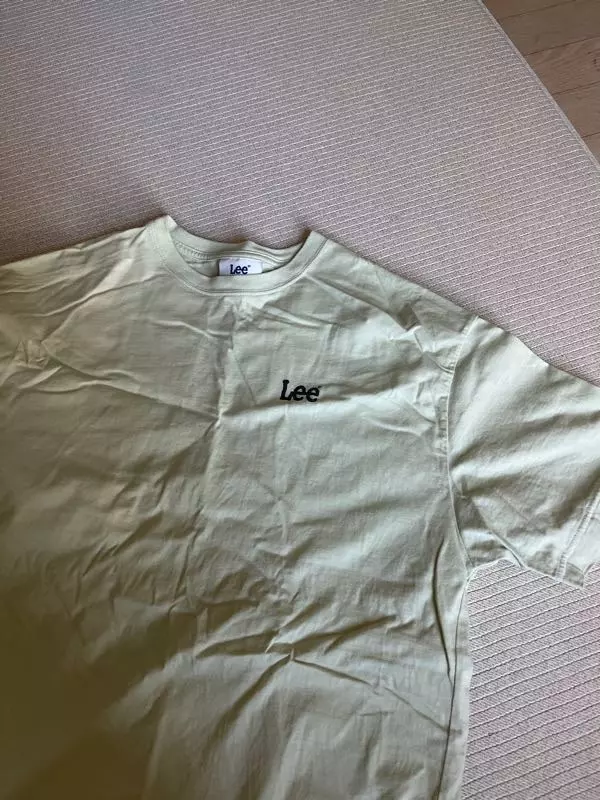 색상이마음에 들어요 프린트도 귀엽고.. 목이살짝 딱 맞는 느낌이에여.. 신랑이 176에 