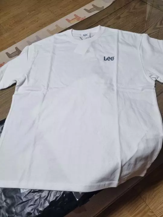 여자친구랑 커플티 할려고 샀어요.이쁘고 귀여워요!사이즈는 좀 오버핏.