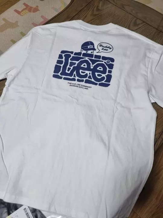 여자친구랑 커플티 할려고 샀어요.이쁘고 귀여워요!사이즈는 좀 오버핏.