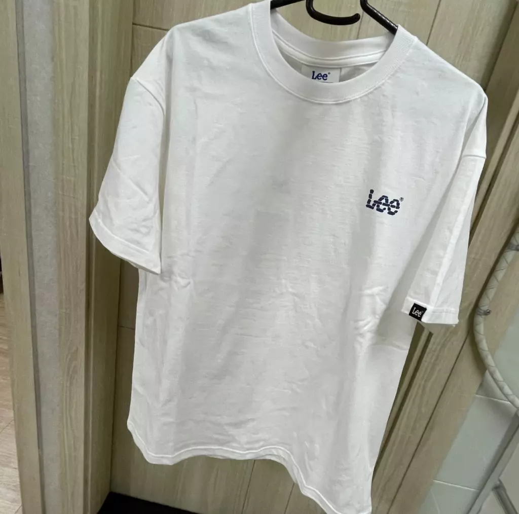 배송도 빠르고 옷도 마음에 들어요 사이즈도 적당하고 핏이 예뻐요