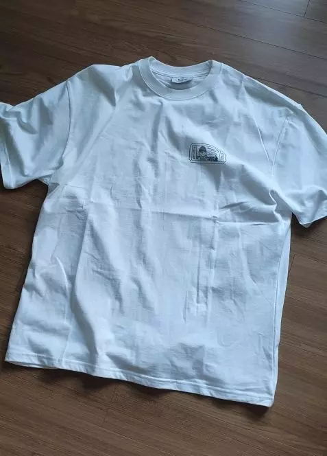 살짝 얇은 것 같지만 가성비로 잘 입을 수 있을 것 같네요