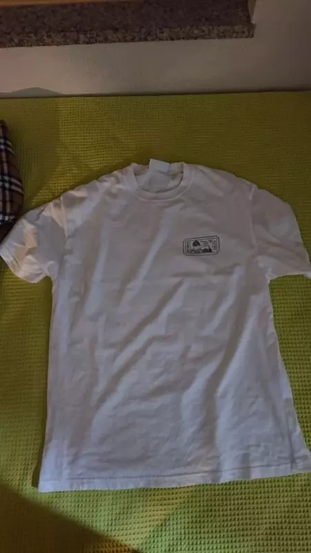 심플하고 이쁩니다. 핏도 오버핏으로 잘 떨어지네요.