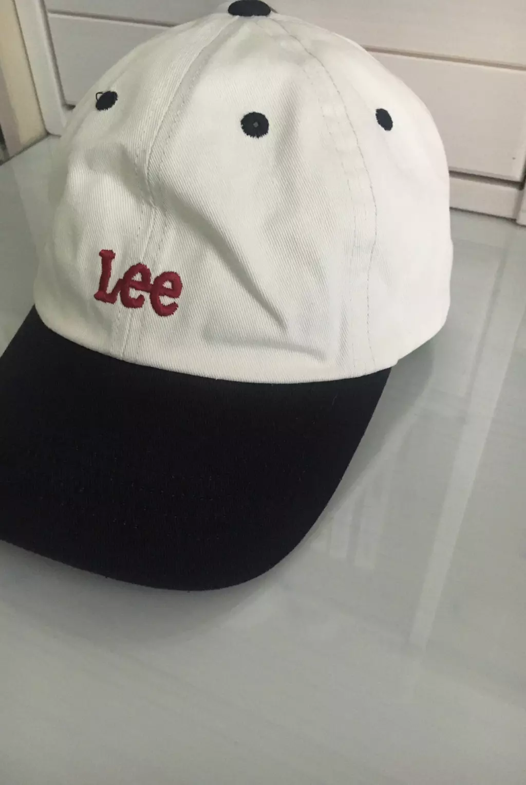 배색모자를 사고 싶었는데 리꺼 예쁘네요제 머리는 보통크기고 모자 사이즈가 살짝 크지