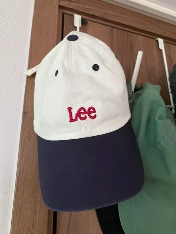 무난무난해요ㅎㅎ 밝은 모자가 필요했는데 챙이 어두워서 포인트도 되고 쓸만합니다