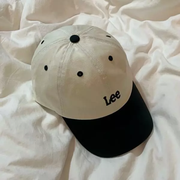 깊이 적당히 깊고 모자 쉐입도 너무 예뻐요 ! 색깔별로 사고 싶어요 💚